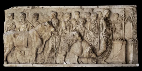 Relieve arquitectónico romano que muestra un sacrificio animal ...