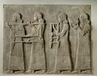 Sirvientes llevando un apero de caza ...