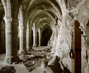 Las bóvedas góticas de las bodegas, Castillo de Chillón, Suiza (foto)