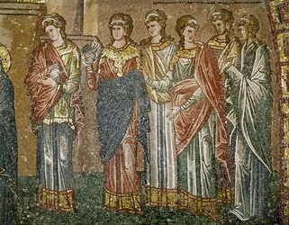 Jóvenes doncellas esperando recibir lana para tejer la cortina del templo (mosaico)