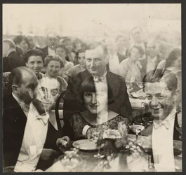 [Doble exposición de un grupo de personas en un banquete]