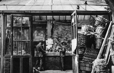 Un bar en el barrio del Mercado Central, París, 1931