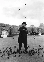 Un encantador de pájaros, París, 1931