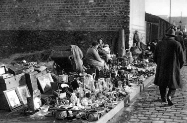 Una exhibición de bienes en el mercado de pulgas, París, 1931