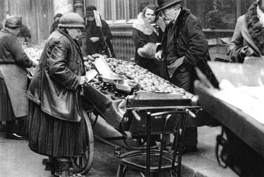 Un vendedor de frutas típico, París, 1931
