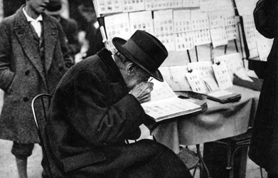 Un viejo comprador de sellos, París, 1931