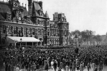 Multitud frente al Ayuntamiento en un día de recepción, París, 1931