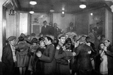 Interior de un bal-musette, París
