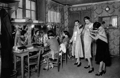 Modelos en una gran casa de modas, París, 1931