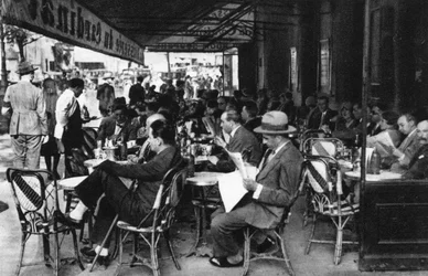 Gente en un café en la acera, París, 1931
