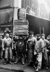 Porteros en el Mercado Central, París, 1931