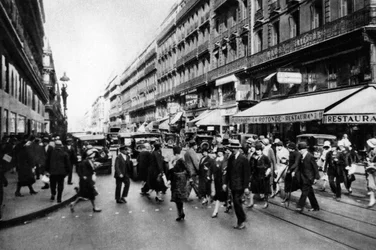 Rue Lafayette en hora de compras, París, 1931