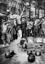 Forzudo haciendo malabares con pesas, París, 1931