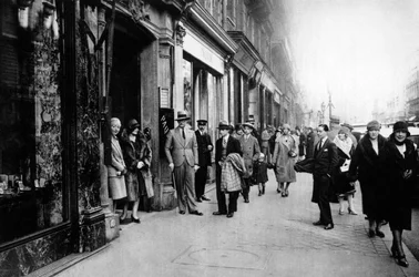 Esperando a las costureras saliendo del trabajo, París, 1931