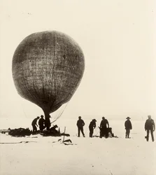 Vista del globo de tripa de vaca mientras se infla con hidrógeno sobre el hielo. De un álbum de Sir Ernest Henry Shackleton titulado Expedición Antártica Nacional (1901-1903)