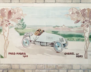 Gabriel conduciendo un coche Mors en la carrera de París a Madrid de 1903, conocida como La Carrera de la Muerte: azulejos de cerámica fabricados por Gilardoni Fils et Cie de París, según un dibujo de Ernest Montaut (1878-1909).