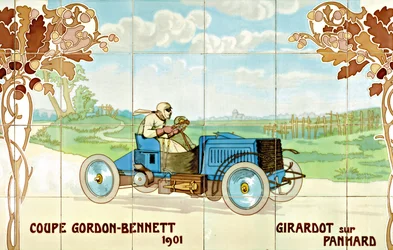 Girardot conduciendo un coche Panhard en la Copa Gordon Bennet de 1901: azulejos de cerámica fabricados por Gilardoni Fils et Cie de París, según un dibujo de Ernest Montaut (1878-1909).