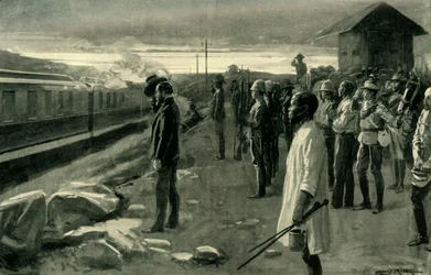 El tren que transporta los restos del Sr. Rhodes saludado por los guardias del bloque