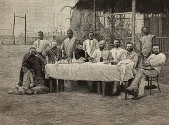 Banquete de la sociedad antiesclavista en el consulado italiano en Boma, República Democrática del Congo, grabado de Ernesto Mancastropa a partir de una fotografía de Giuseppe Corona, de L