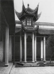 Changshafu, Chen kia tze tang, Hunan, Templo ancestral de la familia Chen, Campanario en el patio principal (foto b/n)