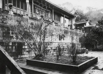 Fuchou, Ku shan, Yung tsuan sze, Fukien, Sala de Oración del Monasterio de la Fuente Corriente en la Montaña del Tambor, cerca de Fuchou (fotografía en blanco y negro).