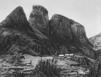 Ichangfu, Pi kia shan, Hupei, La Montaña de los Pinceles frente a la Cueva del Rey Dragón (foto en blanco y negro)