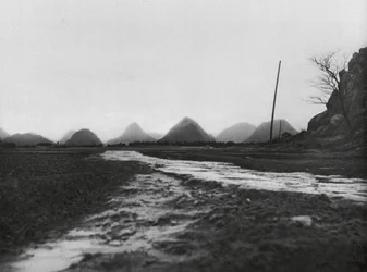 Kuangsi, montañas cónicas al norte de Kueilinfu (foto b/n)