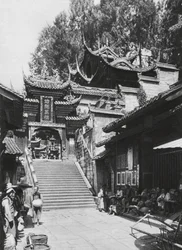 Kuanhien, Ori Lang miao, Szechuan, Entrada al templo de Ori Lang (foto en blanco y negro)