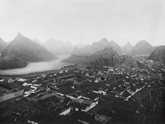 Kueilinfu, Kuangsi, Kueilin, la capital provincial, Vista al noroeste (foto b/n)