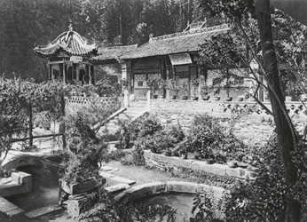 Miao tai tze, Shensi, Jardín del Monasterio (foto en blanco y negro)