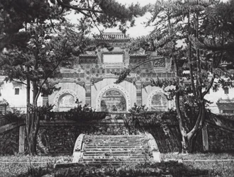 Pekín, Si shan, Tsing i yuan, Chihli, Puerta acristalada de colores en las colinas occidentales cerca de Pekín (foto en b/n)