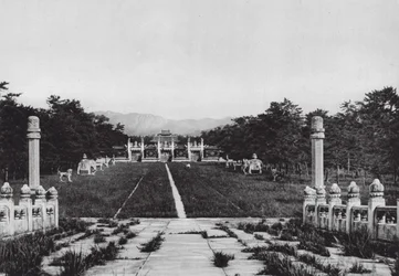 Siling, Chihli, El camino de los espíritus visto desde el puente (foto b/n)