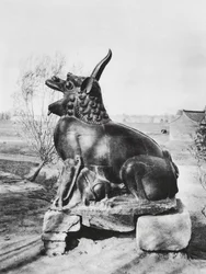 Taiyuanfu, Shansi, Unicornio de bronce custodiando el río Fen (foto en blanco y negro)