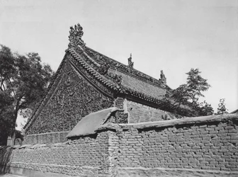 Tsing yang shu, Shantung, Sala con relieves de terracota vidriada en el Templo de la Diosa Tai shan (foto b/n)
