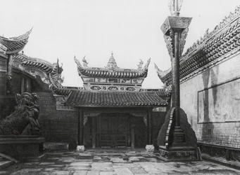 Tzeliutsing, Shansi hui kuan, Szechuan, Patio interior con entrada lateral y asta de bandera en el Club Shansi (fotografía en blanco y negro).