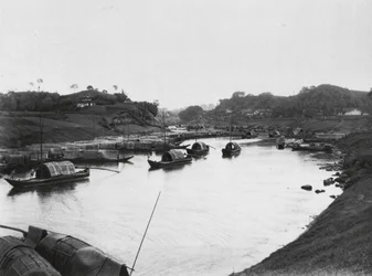 Tzeliutsing, Szechuan, Barcos salineros en el distrito industrial de los saladeros (foto b/n)