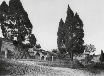 Wanhien, Kiao ting shan, Szechuan, Tumba en la ladera de la colina de Kiao ting, cerca de Wanhien (foto b/n)