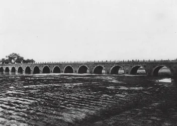 Yenchoufu, Shantung, Puente (foto en blanco y negro)