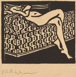 Chica desnuda tumbada en un sofá
