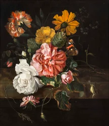 Rosas con una mariposa, un moscardón y un caracol en un borde de piedra