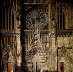 Vista desde uno de los portales de la Catedral de Notre Dame de Estrasburgo, construida en el siglo XIII por Erwin von Steinbach. (Bajo Rin)