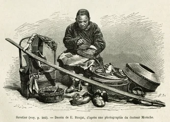 El zapatero ambulante repara las botas pero también los arneses de los coches de los altos funcionarios del palacio, al pie de la Puerta de la Flor Oriental del Palacio Imperial en Pekín. Grabado según el dibujo de E.Ronjat, para ilustrar el viaje a P