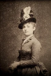 Camille Claudel (1864-1943). Retrato fotográfico hacia 1886, por Etienne Carjat (1828-1906). Reverso. Musée des Beaux-Arts de Poitiers (Francia).