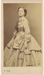 [Mujer de pie]