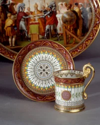 Taza y platillo de porcelana para servir chocolate