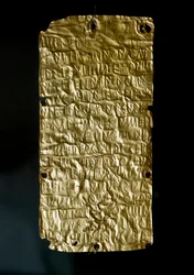 Antigüedad etrusca: tablillas (láminas) de Pyrgi en oro grabadas con inscripciones en lengua etrusca dedicadas a la Diosa Unida. Finales del siglo VI-principios del siglo V a.C. Dim. 18.5 cm Roma, Museo Nacional de Villa Giulia