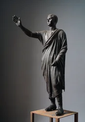 Aule Metele (El Orador), orador romano - Escultura de bronce etrusca, h: 179 cm, ca.90-70 a.C., de Pila, Italia - Civilización etrusca: “El magistrado de Perugia Aulus Metellus llamado el Orador”