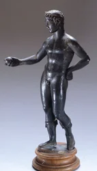 Figura de bronce haciendo una ofrenda. Civilización etrusca, siglo IV a.C.