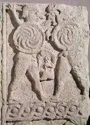 Detalle de una lápida con dos guerreros