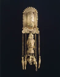 Pendiente, de Todi (Umbría). Civilización etrusca, siglo IV a.C.